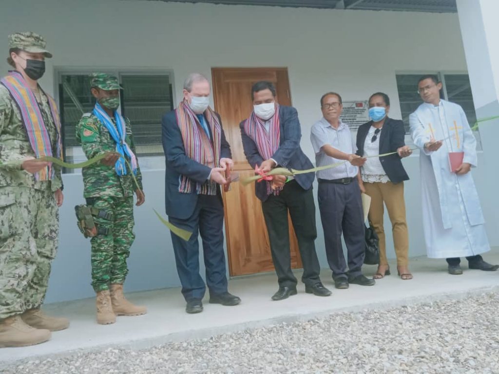 Militer angkatan laut AS bangun empat ruang kelas SMA di Baucau   