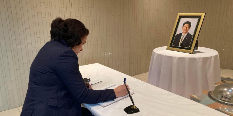 Menteri Adaljiza tandatangani buku belasungkawa atas wafatnya Mantan Perdana Menteri Jepang