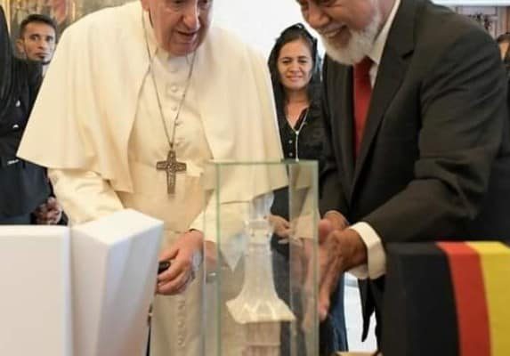 Bertemu Paus Fransiskus, Xanana Gusmão serahkan cenderamata  