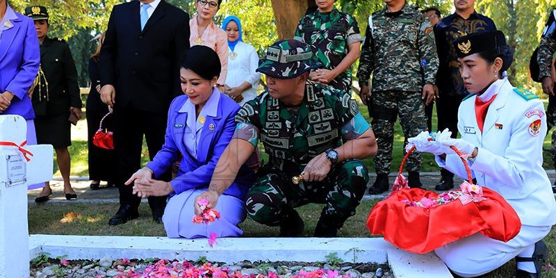 Panglima TNI dan Istri tabur bunga di Taman Makam Pahlawan Seroja