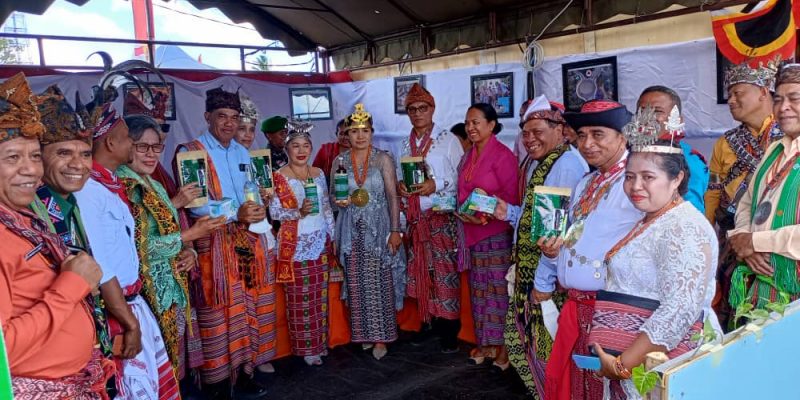 Otoritas RAEOA tampilkan kostum daerah pada perayaan karnaval HUT Kefamenanu ke-100