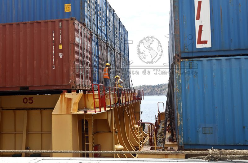 Pelabuhan Tibar bongkar muat pertama untuk 200 kontainer dari Singapura