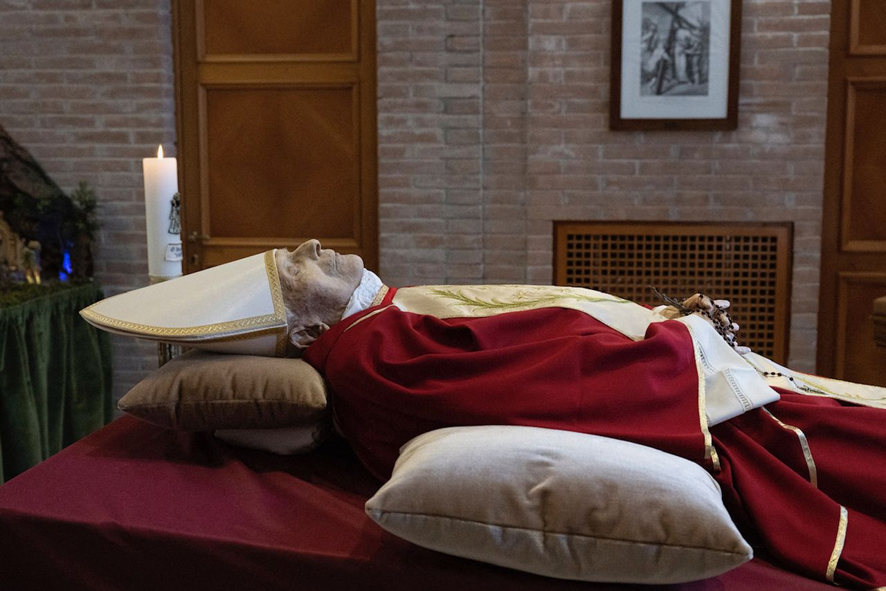 Sebelum meninggal Paus Benediktus XVI berbisik “Tuhan, aku mencintaiMu!”