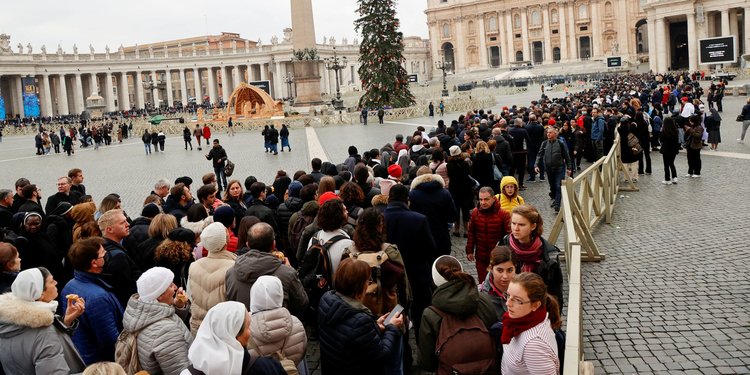 Ribuan orang beri penghormatan terakhir ke Paus Emeritus Benediktus