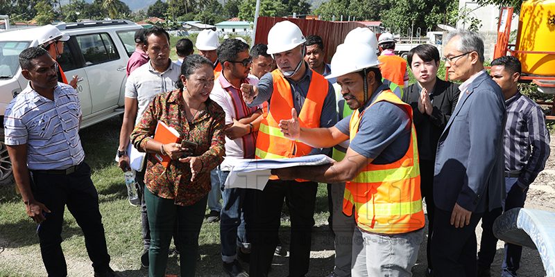 Menteri Nelio dan Dubes Korsel tinjau proses konstruksi lapangan sepakbola di Dili
