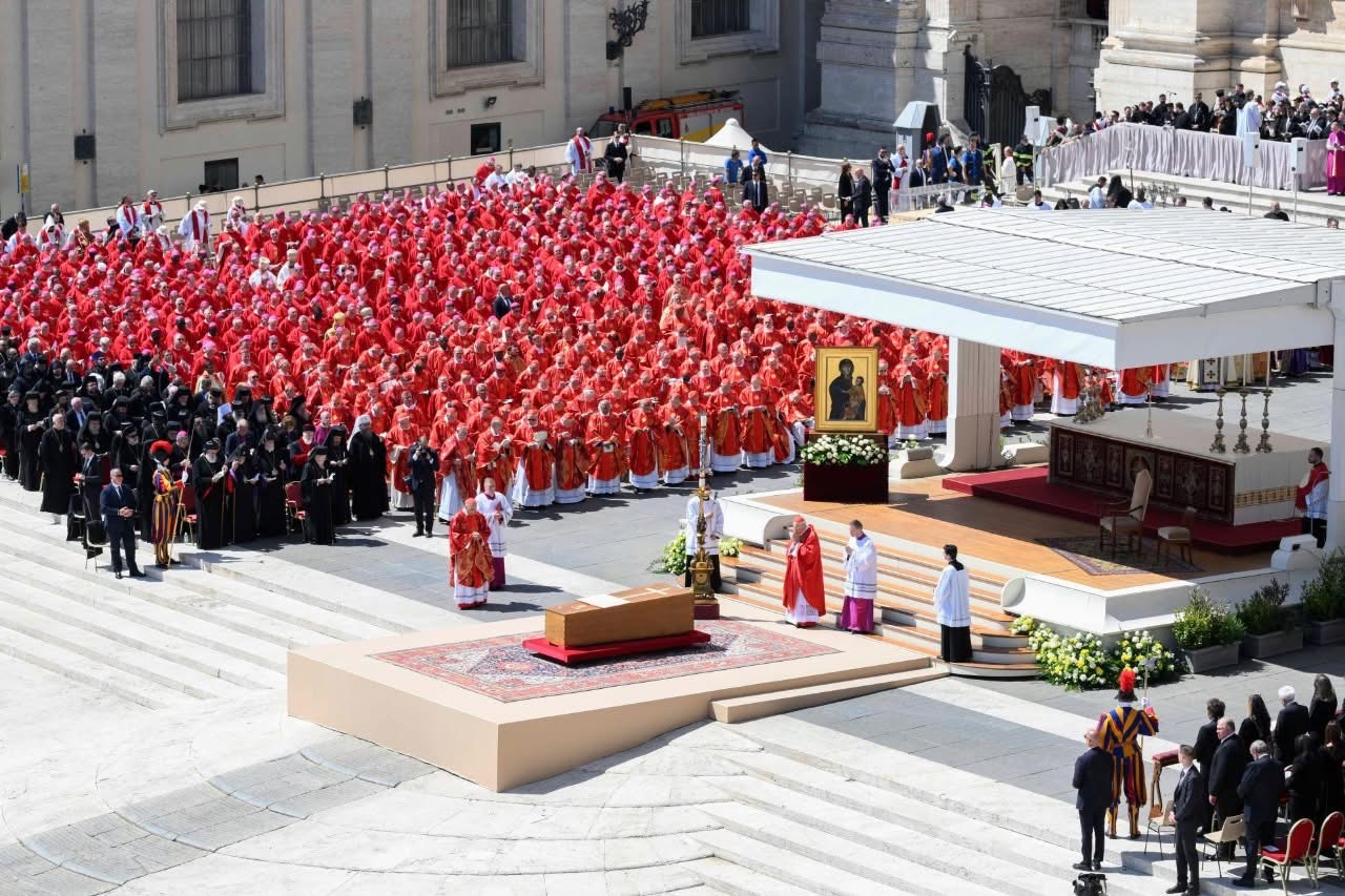 Kardinal Re sebut Paus Fransiskus sebagai gembala umat hingga akhir hayat