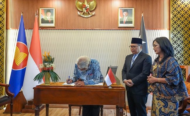 PM Xanana tandatangani buku belasungkawa atas wafatnya Mantan Wakil Presiden RI