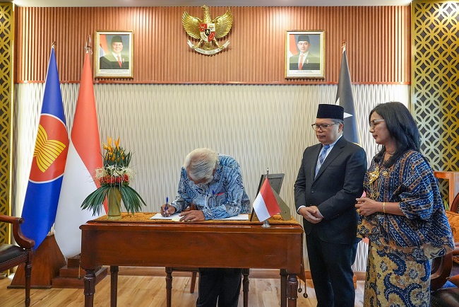 PM Xanana tandatangani buku belasungkawa atas wafatnya Mantan Wakil Presiden RI
