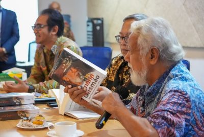 Sebelum dicetak, Lamadi undang PM Xanana lihat buku “Xanana Sang Pemersatu Timor-Leste”   
