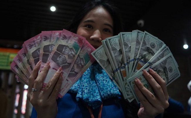 Rupiah tembus rekor terendah terhadap dolar AS, lampaui level 18.000   