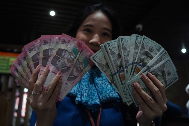 Rupiah tembus rekor terendah terhadap dolar AS, lampaui level 18.000   