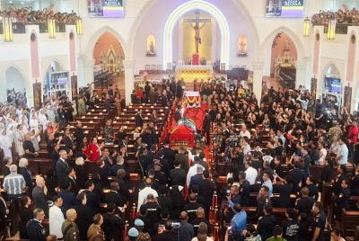 Perjalanan terakhir Lú Olo menuju pemakaman diiringi lautan manusia hingga Metinaru   