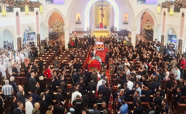 Perjalanan terakhir Lú Olo menuju pemakaman diiringi lautan manusia hingga Metinaru   