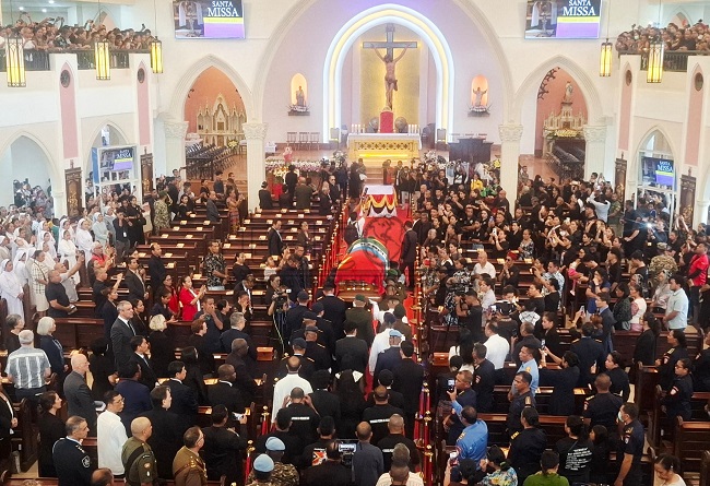 Perjalanan terakhir Lú Olo menuju pemakaman diiringi lautan manusia hingga Metinaru   