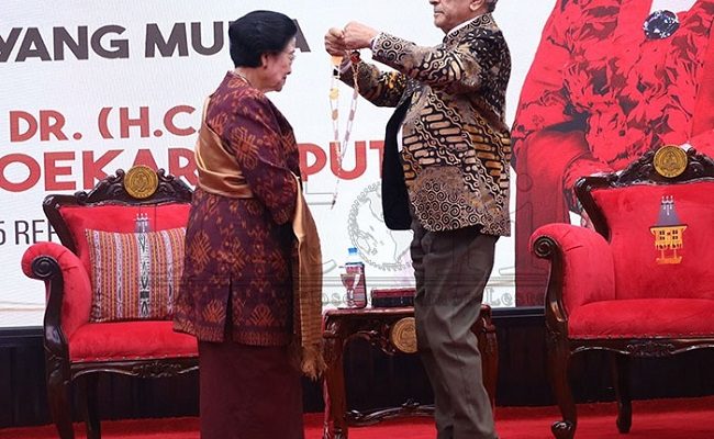 Megawati terharu saat menerima penghargaan Grande Colar Ordem de Timor-Leste