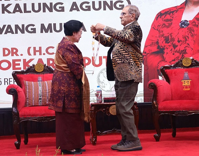 Megawati terharu saat menerima penghargaan Grande Colar Ordem de Timor-Leste